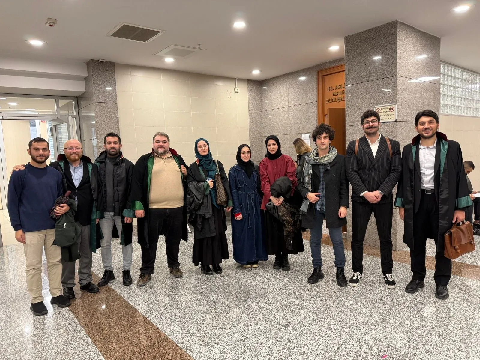 Duruşmanın ardından gençler ve avukatları